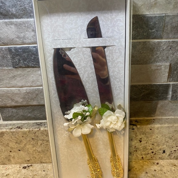 Elegant Gold Cake Knife and Server Set with White Floral Accents - Picture 3 of 3